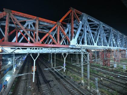 Installation of second girder of Vidyavihar railway station flyover | विद्याविहार रेल्वे स्थानक उड्डाणपुलाचा दुसरा गर्डर स्थापन