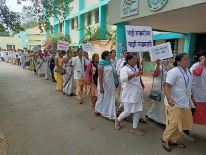 One slogan, keep the contracts; NHM employees march in Latur | एकच नारा, कंत्राटींना कायम करा; एनएचएमच्या कर्मचाऱ्यांचा लातूरमध्ये मोर्चा