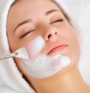 Diwali Beauty Tips : दिवाळीत पार्लरला न जाता ३० रूपयांत घरीच करा ब्लीच; टॅनिंग निघेल-3 स्टेप्सनी उजळेल चेहरा