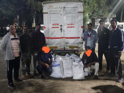 Six hundred kilos of fake khava was found in a four-wheeler at parabhani | दिवाळीच्या तोंडावर परभणीत आढळला बनावट खवा, सहाशे किलो साठा जप्त