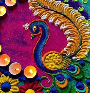 रांगोळी काढायला जमत नाही? चिंता सोडा, हँगर आणि चमच्याने काढा मोराची सुंदर डिझाईन