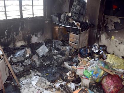 Fire at computer room of Vasmat Municipal Council; Materials worth 12 lakhs were burnt | वसमत नगरपरिषदेच्या संगणक रूमला आग; १२ लाखांचे साहित्य जळाले