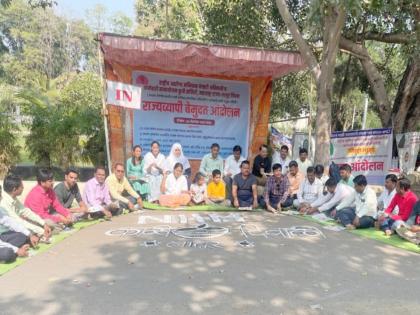 NHM's contract workers protest by eating bread and chutney | एनएचएमच्या कंत्राटी कर्मचाऱ्यांचे चटणी-भाकरी खाऊन आंदोलन