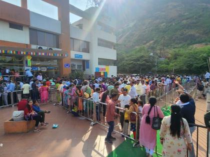 Crowd of devotees due to Diwali at Saptshringi Fort | सप्तशृंगी गडावर दिवाळीमुळे भाविकांची गर्दी