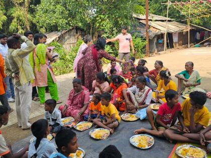 Distribution of clothes, sarees along with snacks in padas at Sri Malang Fort of Ambernath | अंबरनाथच्या श्री मलंग गडावरील पाड्यांमध्ये फराळासह कपडे, साड्यांचे वाटप