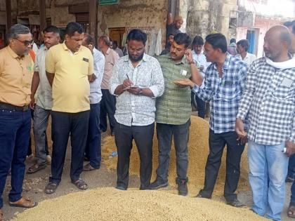 Hingoli monsoon begins after seven days of closure; Soybean price hiked by Rs 200 | सात दिवसांच्या बंदनंतर हिंगोलीचा मोंढा सुरू; सोयाबीनच्या दरात २०० रुपयाने वाढ