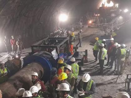 uttarakhand tunnel collapse workers trapped in tunnel desperate to come out and says we are bad condition | "आमची अवस्था खूप वाईट, आम्हाला लवकर बाहेर काढा"; बोगद्यात अडकलेल्या मजुराची विनंती