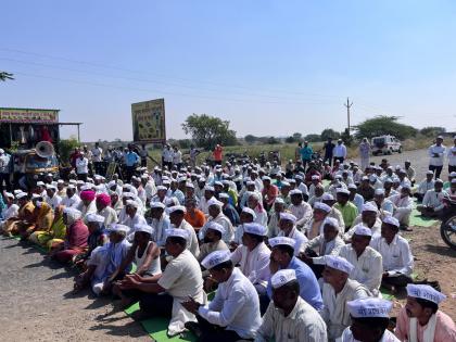 Stop the road to demand inclusion in the drought-hit list | दुष्काळग्रस्त यादीत समावेश करण्याच्या मागणीसाठी रस्ता रोको