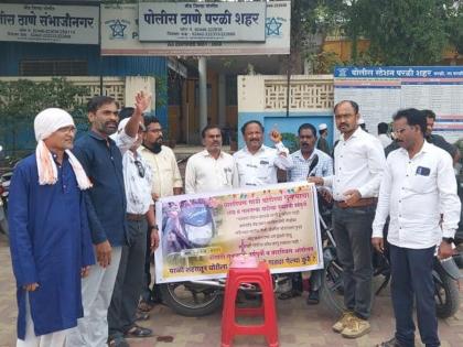 Gandhigiri by cutting a cake in front of the police station to find out two-wheeler | वर्षपूर्ती दुचाकी चोरीच्या गुन्ह्याची, शोधासाठी पोलिस ठाण्यासमोर केक कापून गांधीगिरी