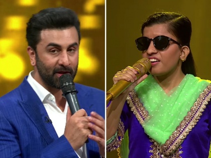 Ranbir Kapoor got emotional on the stage of Indian Idol 14, fell on the contestant's feet, the video is going viral | Indian Idol 14च्या मंचावर भावुक झाला रणबीर कपूर, कंटेस्टंटच्या पडला पाया, व्हिडीओ होतोय व्हायरल