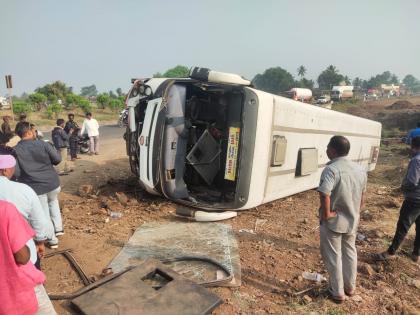 ST accident in tope phata Kolhapur, more than 15 passengers injured | कोल्हापुरात एसटीचा अपघात, १५ हून अधिक प्रवासी जखमी