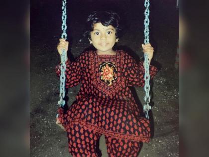 Do you know this little girl ?, today is a part of maharashtrachi hasya jatra | झोपाळ्यावर बसलेल्या या चिमुकलीला ओळखलंत का?, छोट्या पडद्यावरील आज आहे प्रसिद्ध चेहरा