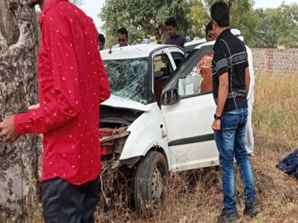 On the way to Devdarshan, the car hit a tree; The woman along with the driver died on the spot | देवदर्शनाला जाताना कार झाडावर आदळली; चालकासह महिलेचा जागीच मृत्यू, दोघे जखमी