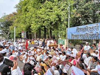 Health workers strike at Nanded district office for permanent service | कायम सेवेसाठी नांदेडच्या जिल्हा कचेरीवर धडकले आरोग्य कर्मचारी