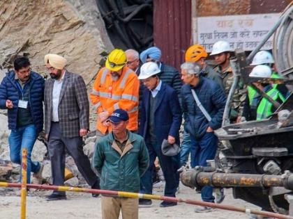 uttarkashi tunnel collapse rescue operation cm pushkar singh dhami said all labours will get outside soon | लवकरच मिळणार गुड न्यूज! बोगद्यात अडकलेत 41 मजूर, मुख्यमंत्री म्हणाले, "फक्त 1 पाईप..."