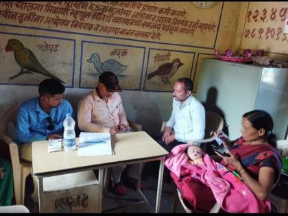 Ashatai's honest duty; 90 Ayushman cards were drawn with a two-month-old baby on her lap | आशाताईंचे प्रामाणिक कर्तव्य; दोन महिन्याच्या बाळाला मांडीवर घेऊन काढले ९० आयुष्यमान कार्ड