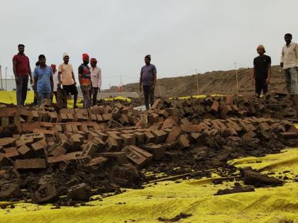 Unseasoned rain hits, bricks turned to mud; Millions of losses to brick bhatti owners | अवकाळीच्या तडाख्याने कच्च्या विटांचा झाला चिखल; वीटभट्टी चालकांचे लाखोंचे नुकसान