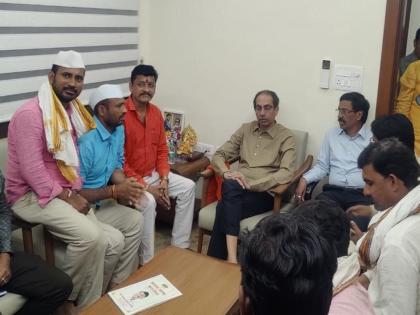 Farmers selling organs met Uddhav Thackeray in mumbai | अवयव विक्रीस काढणाऱ्या शेतकऱ्यांनी घेतली उद्धव ठाकरे यांची भेट