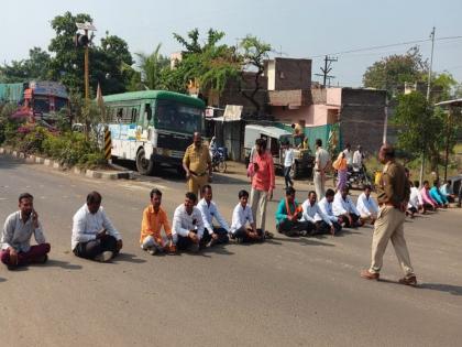 roadblock of villagers for demanding Mandal's including in drought list | मंडळाचा दुष्काळात समावेशासाठी ग्रामस्थांचा रास्तारोको