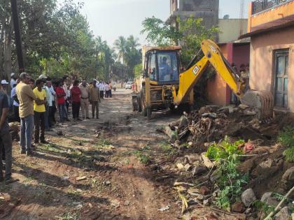 After 30 years Bhada-Ausa road breathed a sigh of relief; A 60-foot path is open | ३० वर्षांनंतर भादा-औसा रस्त्याने घेतला मोकळा श्वास; ६० फुटांचा मार्ग खुला 