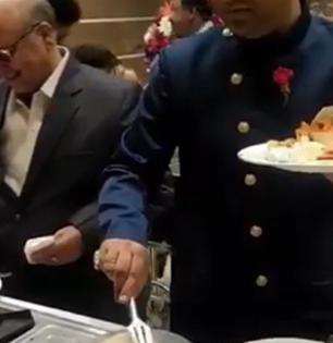 हे असलं कसलं लग्न! लग्नात आलेल्या पाहूण्यांनाच चपात्या लाटायला लावल्या, पाहा व्हायरल व्हिडिओ