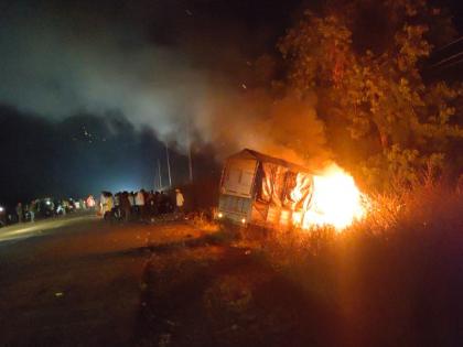 Bike rider killed in pickup collision; Angry villagers set the vehicle on fire | पीकअपच्या धडकेत दुचाकीस्वार ठार; संतप्त ग्रामस्थांनी वाहन पेटवले