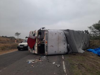 A truck carrying tires overturned at Kanifnath Ghat; Second accident of the week | कानिफनाथ घाटात टायर घेऊन जाणारा ट्रक उलटला; आठवड्यातील दुसरी घटना