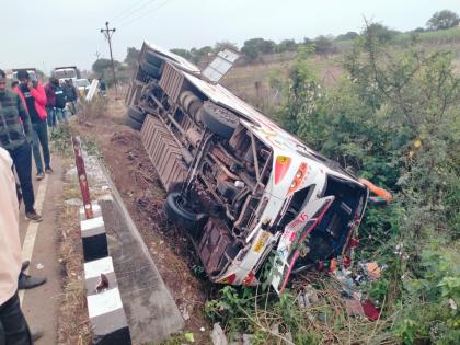 Another accident on Murud-Latur road; Travels falls from bridge, 19 passengers injured | मुरूड-लातूर रस्त्यावर पुन्हा अपघात; ट्रॅव्हल्स पुलावरून कोसळली, १९ प्रवासी जखमी 