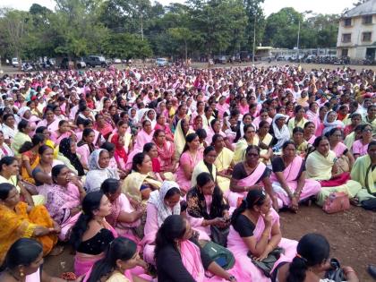 Increase the monthly salary immediately; March of Anganwadi workers, helpers at Latur Zilla Parishad | मासिक मानधनात तात्काळ वाढ करा; जिल्हा परिषदेवर अंगणवाडी सेविका, मदतनीसांचा मोर्चा