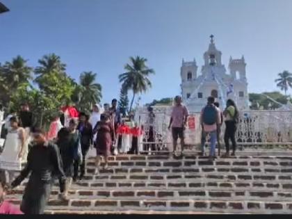 Crowd of devotees at the famous Mary Immaculate Church in Panaji | पणजीतील प्रसिद्ध मेरी इमॅक्युलेट चर्चचा फेस्तला भाविकांची गर्दी