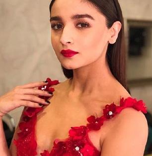 ड्रेसच्या रंगानुसार लिपस्टिकची शेड कशी निवडायची? बघा ६ टिप्स- दिसाल आणखी सुंदर- आकर्षक