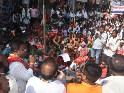 Mathadi workers take to streets with wives, children | वेतन थकले: बायका, पोरांसह रस्त्यावर उतरून माथाडी कामगारांचा आक्रोश माेर्चा