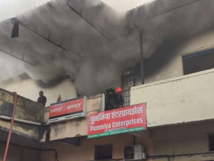 Massive fire guts modern footwear godown in Bhiwandi | भिवंडीत मॉर्डन फुटवेअर गोदामाला भीषण आग, चप्पल-बूट जळून खाक