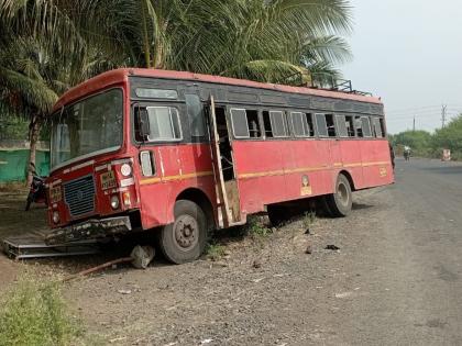 Bike hits bus despite bus driver trying to save it; Two people injured | बसचालकाने वाचविण्याचा प्रयत्न करूनही बसवर दुचाकी आदळली; दोघेजण जखमी