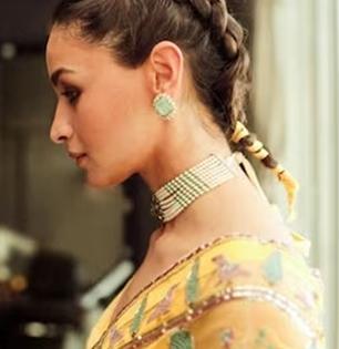 २.५ लाखांची सुंदर साडी नेसूनही आलिया भट झाली ट्रोल, तिची वेणी पाहून नेटिझन्स म्हणाले...... 