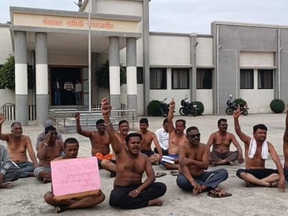 Half-naked movement for teachers' demands | शिक्षकांच्या मागणीसाठी अर्धनग्न आंदोलन