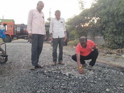 3.73 Crores of road stones is removed by hand; Villagers stopped the work of Kada-Shirapur road | पावणे चार कोटींच्या रस्त्याची हाताने निघते खडी; कडा-शिरापूर रस्त्याचे काम ग्रामस्थांनी बंद पाडले