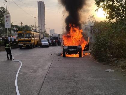 A jeep running in Dombivli suddenly caught fire, causing huge damage in the fire | डोंबिवलीत धावत्या जीपने अचानक घेतला पेट, आगीत मोठे नुकसान