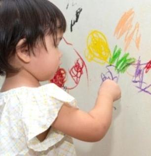 भिंतींवर डाग पडले, तेलखडूंनी रंगवलेल्या भिंती ‘हा’ १ पदार्थ लावून पुसा, भिंतीवरचे डाग चटकन निघतात