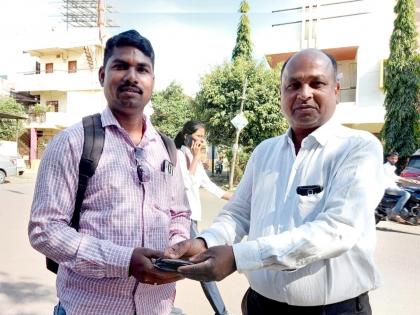 A pocket full of notes, found on the street, was honestly returned by the employee after searching | रस्त्यावर सापडलेलं नोटांनी भरलेले पॉकेट, कर्मचाऱ्याने शोध घेत प्रामाणिकपणे केलं परत