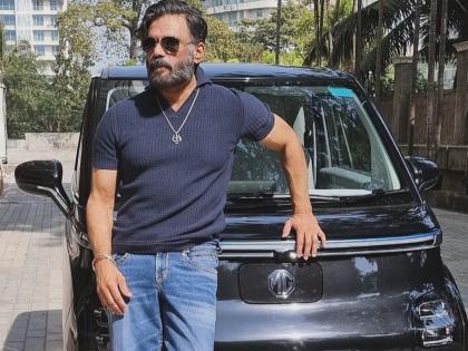 story-sunil-shetty-bought-his-first-electric-car-mg-comet-ev-and-posted-it-on-instagram | सुनील शेट्टीने खरेदी केली पहिली इलेक्ट्रीक कार; जाणून घ्या त्याची किंमत