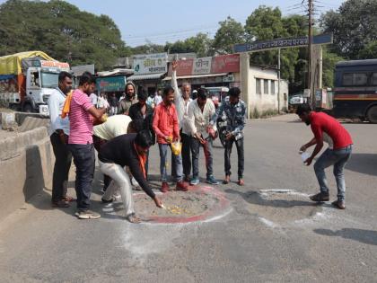 In Parbhani, auto drivers offered flowers and rangoli to the potholes | लोकप्रतिनिधी निवांत, प्रशासनाचे झोपेचे सोंग; ऑटोचालकांनी खड्ड्यांना वाहिले फुले अन् रांगोळी