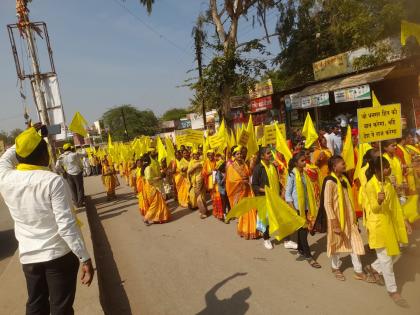 Dhangar community march to Ausa tehsil office for reservation | आरक्षणासाठी धनगर समाजाचा औसा तहसील कार्यालयावर मोर्चा