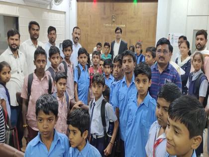 Infant school filled in Jalna Collectorate; A student-parent thiyya for teachers | जालना जिल्हाधिकारी कार्यालयात भरली चिमुकल्यांची शाळा; शिक्षकांसाठी विद्यार्थी-पालकांचा ठिय्या