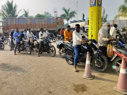 No stock at petrol pumps due to drivers' strike; Inconvenience to students, farmers and commuters | वाहन चालकांच्या संपाने पेट्रोल पंपांवर नो स्टॉक; विद्यार्थी, शेतकरी अन् प्रवाशांची गैरसोय