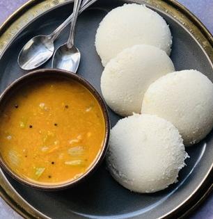 डाळ शिजली नाही तरी चालेल, करा १ चमचा बेसनाचे सांबार, चमचमीत झटपट रेसिपी खास थंडीसाठी