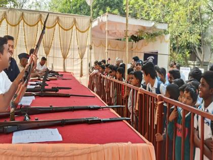 wow ! In Latur, the students curios in getting information about police weapons, various departments | भारीच! लातूरात पोलिसांची शस्त्रे, विविध विभागांची माहिती घेण्यात विद्यार्थी हरखून गेले