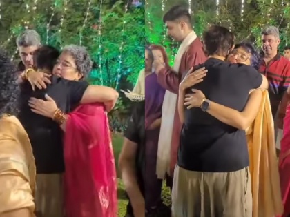 Reena Dutta on one side, Kiran Rao on the other; Aamir Khan hugs both ex-wives at Lekki's wedding | एका बाजूला रीना दत्ता, दुसरीकडे किरण राव; लेकीच्या लग्नात दोन्ही एक्स पत्नींची आमिर खानने घेतली गळाभेट