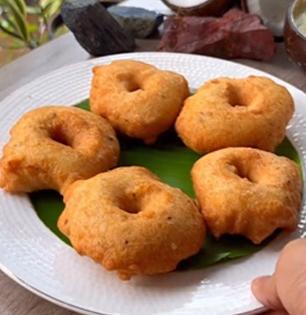अण्णाच्या स्टॉलवर मिळतो तसा परफेक्ट मेदूवडा करण्याची पाहा ‘ताटली’ ट्रिक, गरमागरम कुरकरीत मेदूवडे झटपट अण्णाच्या स्टॉलवर मिळतो तसा परफेक्ट मेदूवडा करण्याची पाहा ‘ताटली’ ट्रिक, गरमागरम कुरकरीत मेदूवडे झटपट
