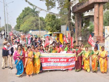 Thalinad by Anganwadi staff; March on Parbhani Collector office | अंगणवाडी कर्मचाऱ्यांकडून थाळीनाद; परभणी जिल्हाधिकारी कार्यालयावर मोर्चा